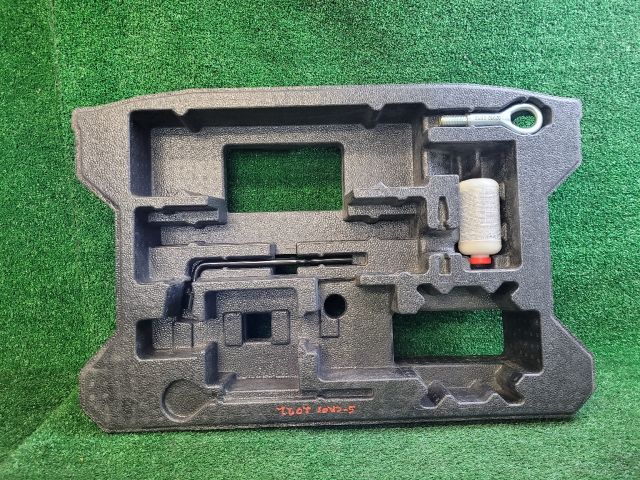 bontott SUZUKI S-CROSS Pótkerék Szerszámtartó