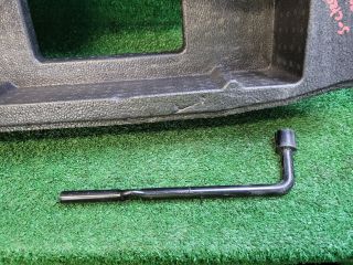 bontott SUZUKI S-CROSS Pótkerék Szerszámtartó