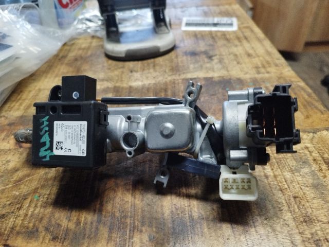 bontott SUZUKI SPLASH Gyújtáskapcsoló Házzal