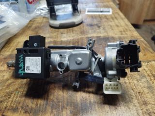 bontott SUZUKI SPLASH Gyújtáskapcsoló Házzal