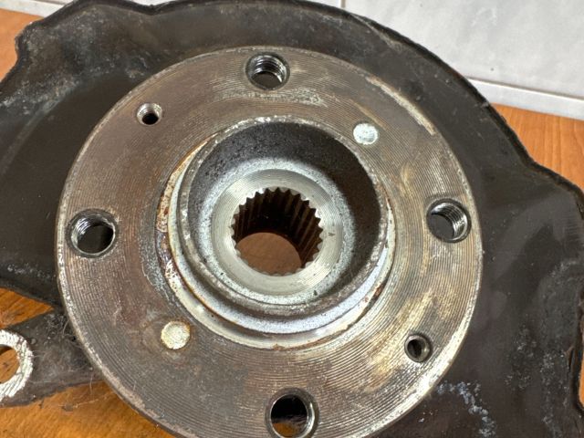 bontott SUZUKI SPLASH Bal első Csonkállvány Kerékaggyal