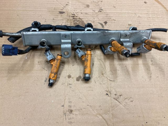 bontott SUZUKI SPLASH Porlasztó Sor / Híd