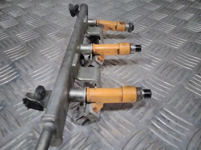 bontott SUZUKI SPLASH Porlasztó Sor / Híd