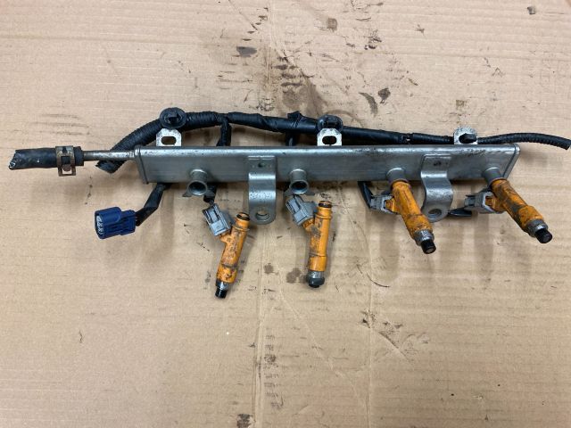 bontott SUZUKI SPLASH Porlasztó Sor / Híd