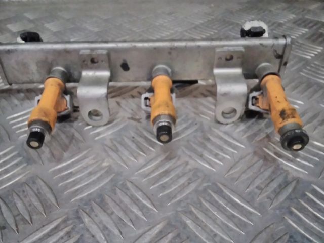 bontott SUZUKI SPLASH Porlasztó Sor / Híd