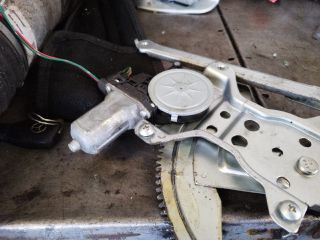 bontott SUZUKI SPLASH Bal első Ablakemelő Szerkezet (Elektromos)