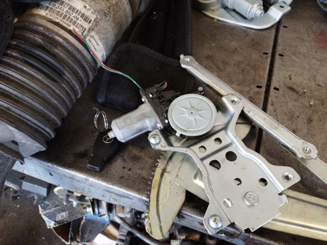 bontott SUZUKI SPLASH Bal első Ablakemelő Szerkezet (Elektromos)