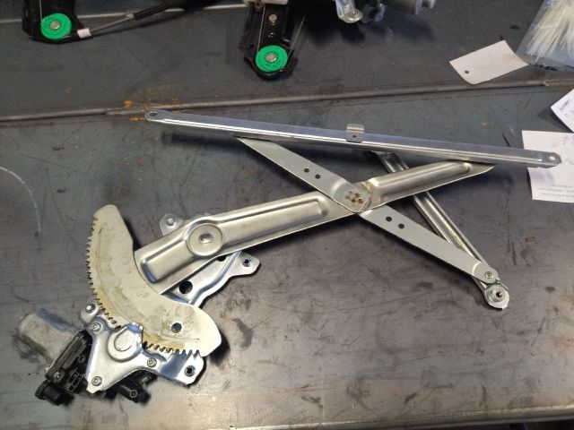 bontott SUZUKI SPLASH Bal első Ablakemelő Szerkezet (Elektromos)