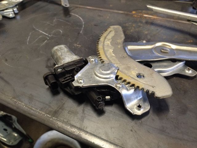 bontott SUZUKI SPLASH Bal első Ablakemelő Szerkezet (Elektromos)