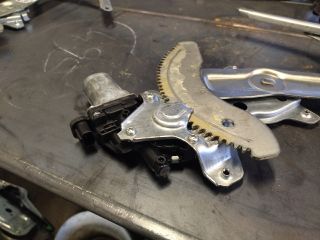 bontott SUZUKI SPLASH Bal első Ablakemelő Szerkezet (Elektromos)