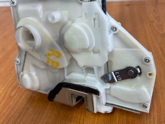 bontott SUZUKI SPLASH Bal első Ajtózár