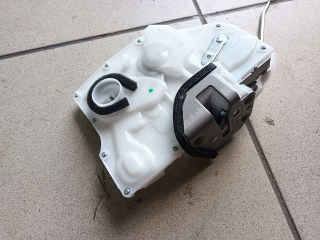 bontott SUZUKI SPLASH Bal első Központizár Motor