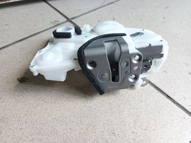 bontott SUZUKI SPLASH Bal első Központizár Motor