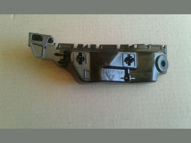 bontott SUZUKI SPLASH Bal első Oldal Lökhárító Tartó (Műanyag)