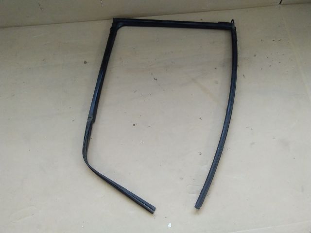 bontott SUZUKI SPLASH Bal hátsó Ablakvezető Gumi