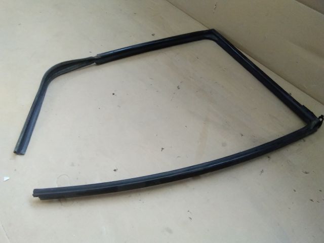 bontott SUZUKI SPLASH Bal hátsó Ablakvezető Gumi
