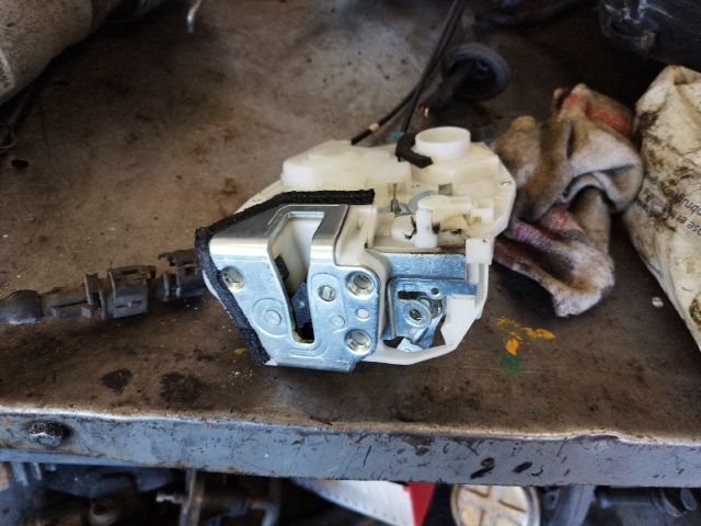 bontott SUZUKI SPLASH Bal hátsó Ajtózár