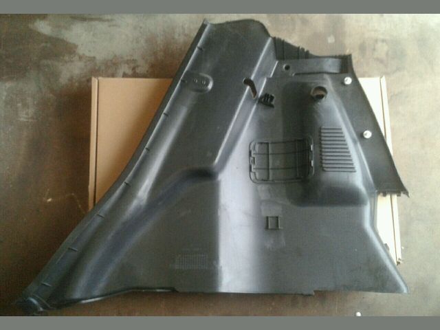 bontott SUZUKI SPLASH Bal hátsó Csomagtér Burkolat (Műanyag)