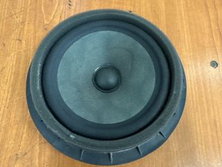 bontott SUZUKI SPLASH Bal hátsó Hangszóró