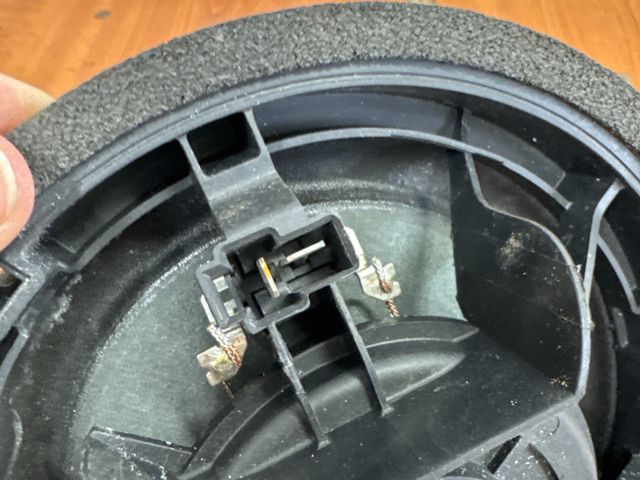 bontott SUZUKI SPLASH Bal hátsó Hangszóró