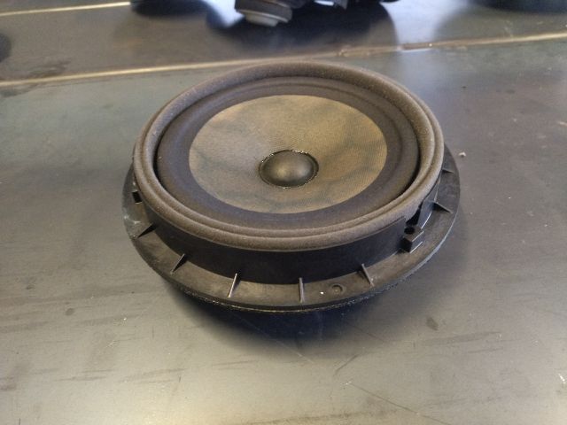 bontott SUZUKI SPLASH Bal hátsó Hangszóró