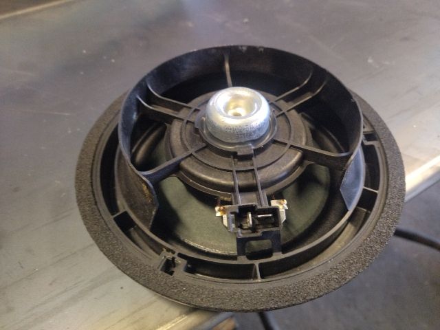 bontott SUZUKI SPLASH Bal hátsó Hangszóró