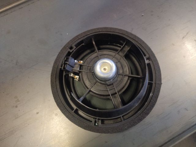 bontott SUZUKI SPLASH Bal hátsó Hangszóró