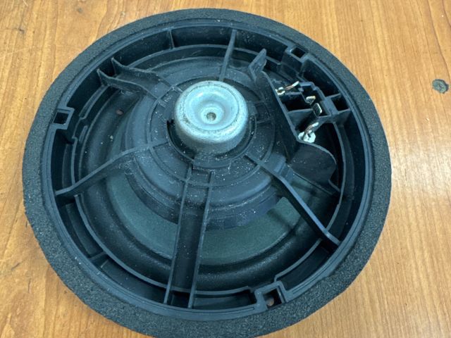 bontott SUZUKI SPLASH Bal hátsó Hangszóró