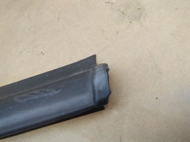 bontott SUZUKI SPLASH Bal hátsó Vízlehúzó Gumicsík