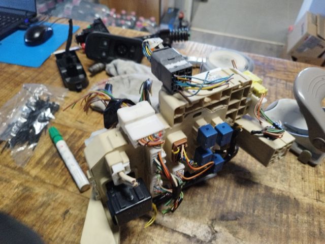 bontott SUZUKI SPLASH Biztosítéktábla Utastér