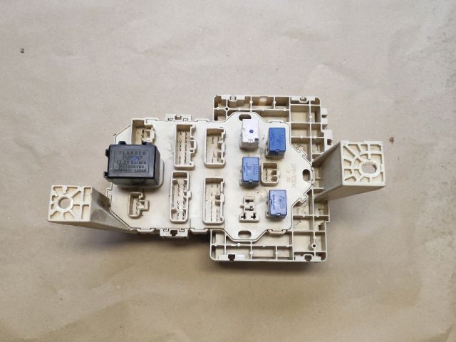 bontott SUZUKI SPLASH Biztosítéktábla Utastér