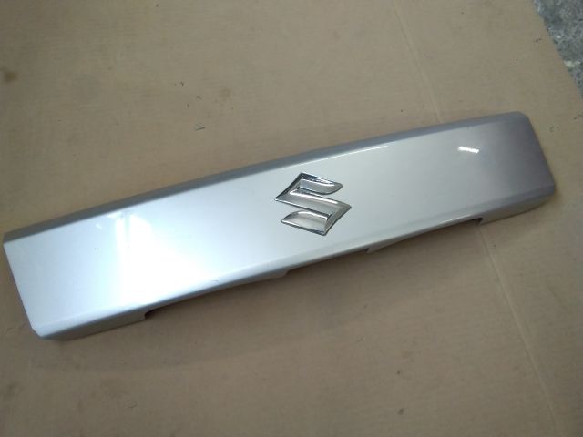 bontott SUZUKI SPLASH Csomagtérajtó Díszléc