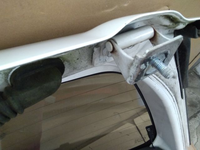 bontott SUZUKI SPLASH Csomagtérajtó Zsanér