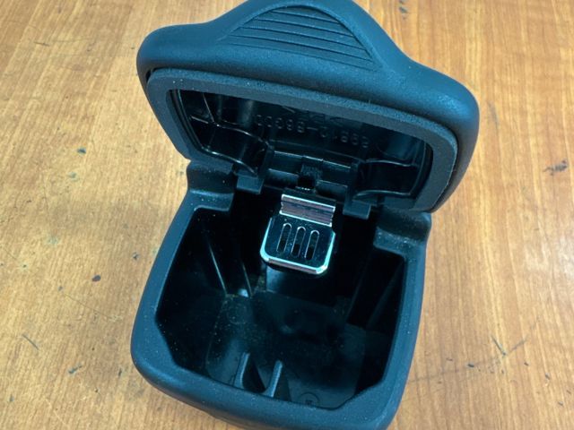 bontott SUZUKI SPLASH Első Hamutartó