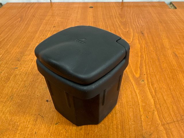 bontott SUZUKI SPLASH Első Hamutartó