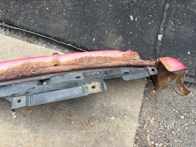 bontott SUZUKI SPLASH Első Lökhárító Merevítő (Fém)