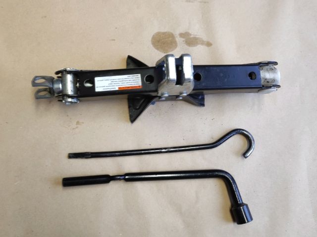 bontott SUZUKI SPLASH Emelő