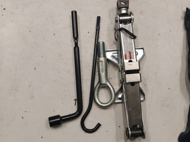 bontott SUZUKI SPLASH Emelő