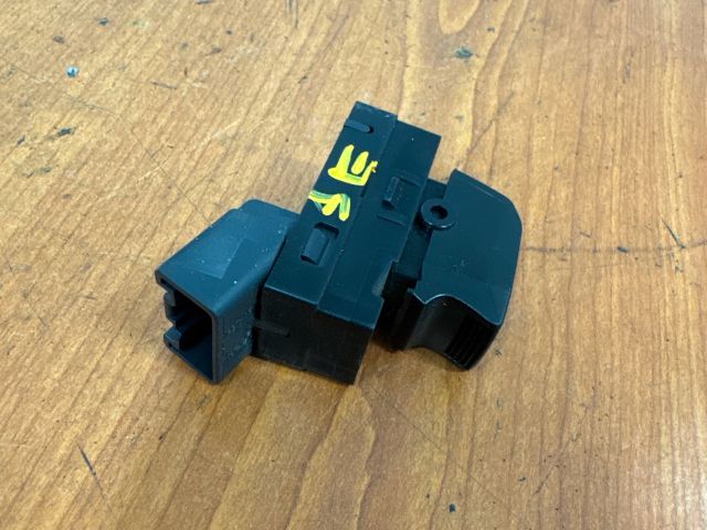 bontott SUZUKI SPLASH Jobb első Ablakemelő Kapcsoló