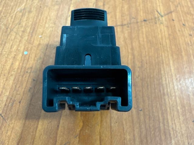 bontott SUZUKI SPLASH Jobb első Ablakemelő Kapcsoló