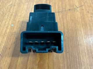 bontott SUZUKI SPLASH Jobb első Ablakemelő Kapcsoló