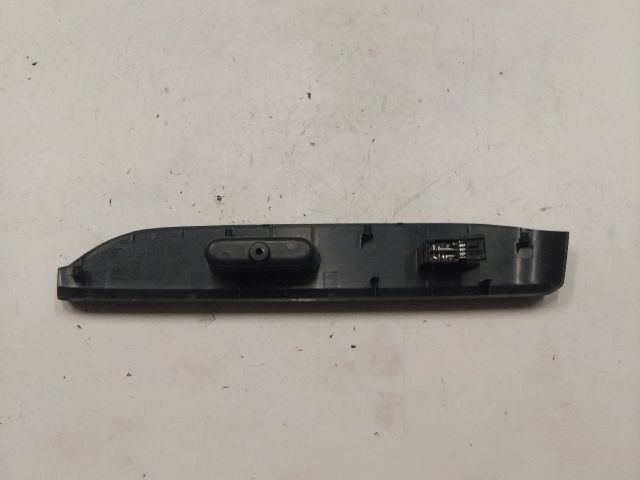 bontott SUZUKI SPLASH Jobb első Ablakemelő Kapcsoló