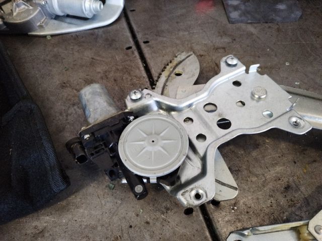 bontott SUZUKI SPLASH Jobb első Ablakemelő Szerkezet (Elektromos)