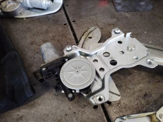 bontott SUZUKI SPLASH Jobb első Ablakemelő Szerkezet (Elektromos)