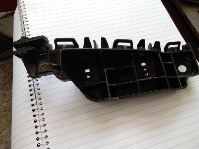 bontott SUZUKI SPLASH Jobb első Lökhárító Tartó (Műanyag)