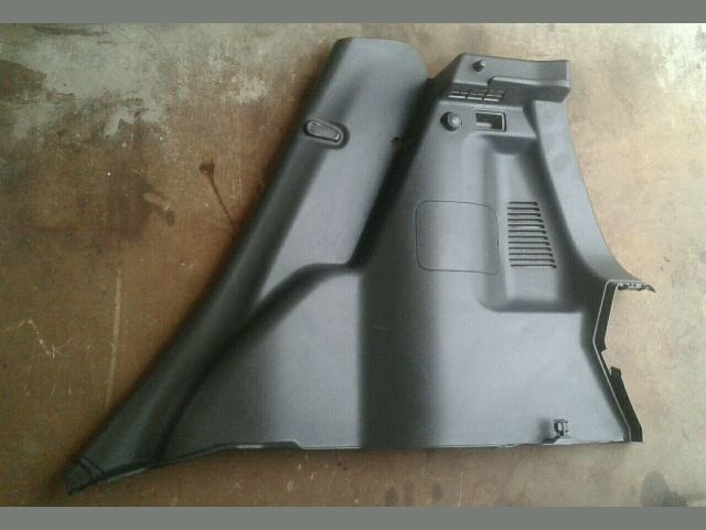 bontott SUZUKI SPLASH Jobb hátsó Csomagtér Burkolat (Műanyag)