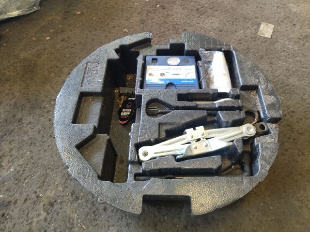 bontott SUZUKI SPLASH Pótkerék Szerszámtartó