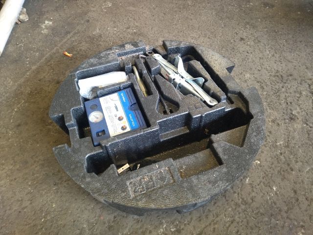 bontott SUZUKI SPLASH Pótkerék Szerszámtartó