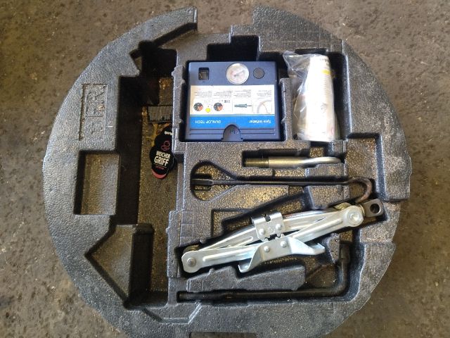 bontott SUZUKI SPLASH Pótkerék Szerszámtartó