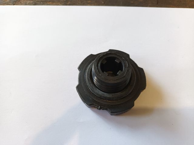 bontott SUZUKI SWIFT II Olajbeöntő Sapka